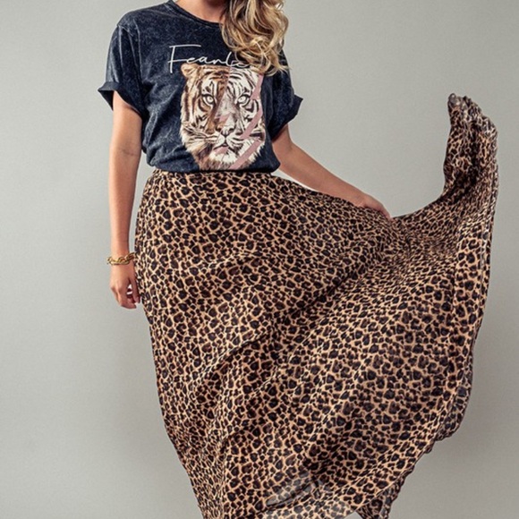 NEW IN TRENDY OVERSIZED MINERAL WASHED FEARLESS TIGER GRAPHIC TEE - Picture 3 of 7